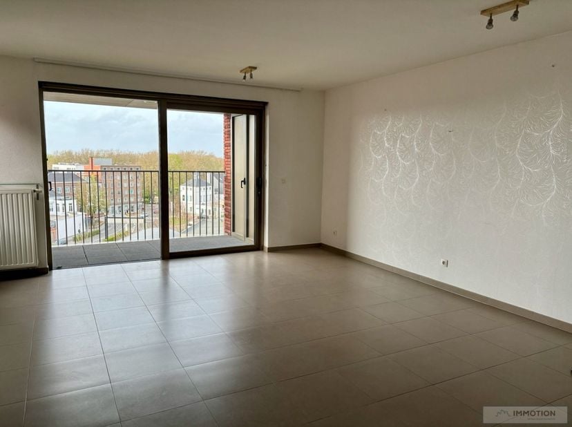 Op een uitstekende ligging tussen de Veemarkt en K in Kortrijk, appartement op de vijfde verdieping met uitzicht en terras aan voor- en achterzijde. V