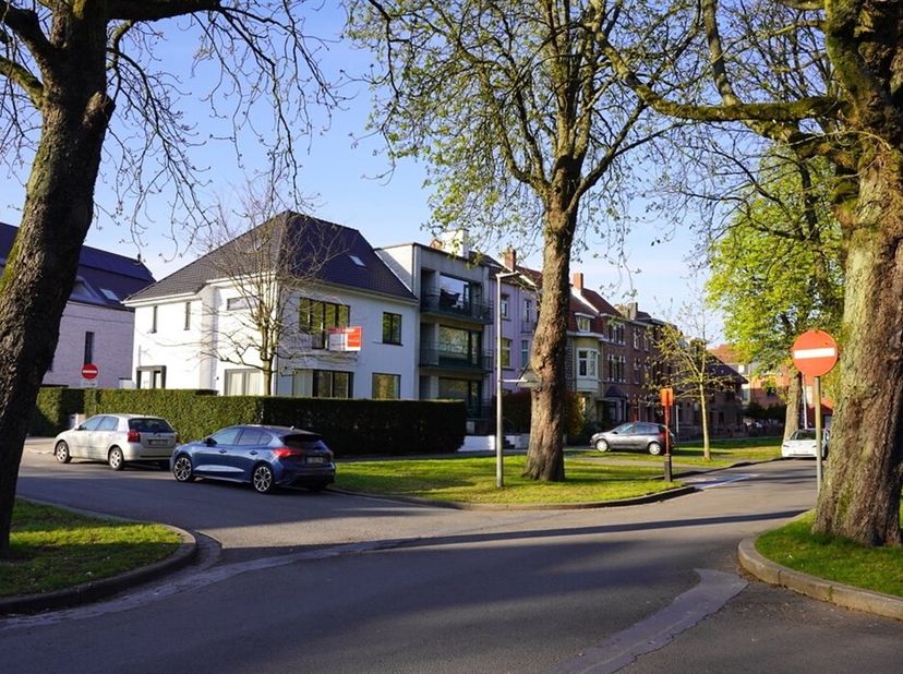 Spiksplinternieuw gerenoveerd met zachte kleuren en waardevolle materialen die elkaar versterken. Een waarjuweeltje op een toplocatie!&lt;br /&gt;
Deze woni