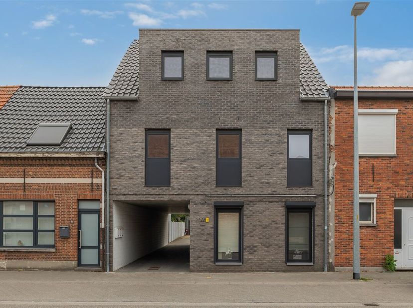 Centraal gelegen tussen Albertkanaal en Kasteel Calesberg.&lt;br /&gt;
Indeling: inkomhall met gastentoilet, ruime leefruimte ca. 36m2 op laminaat met inger