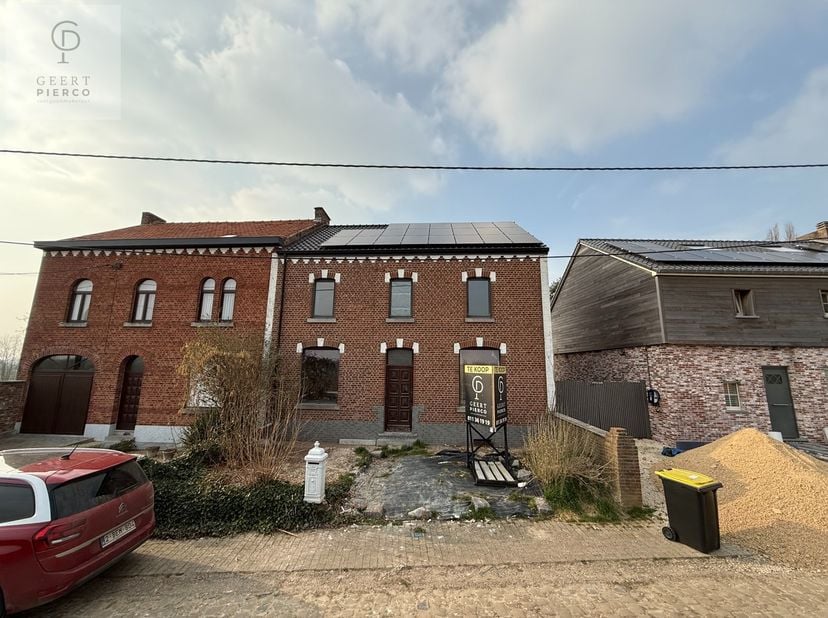 Deze uitzonderlijke woning qua locatie is uniek exemplaar. Letterlijk in het midden van de velden met slechts 4 buren kan je hier de rust komen opzoek