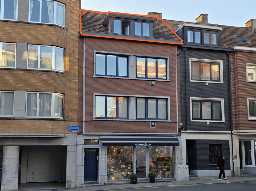 Idéal pour les débutants ou les étudiants : un espace de vie confortable avec une chambre, une cuisine, un salon et une salle de bain moderne sur 45m²