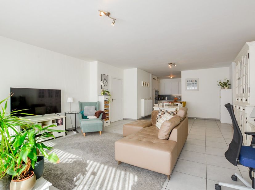 Plan snel uw afspraak in voor deze topper!&lt;br /&gt;
Dit instapklaar appartement is gelegen in het centrum van Jabbeke, vlakbij de Markt, winkels, openbaa