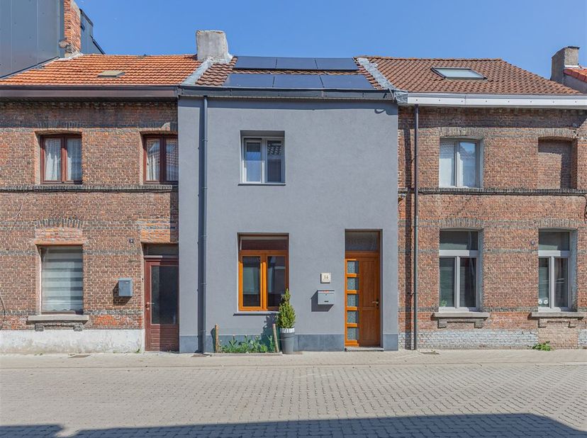 Deze charmante woning in Willebroek biedt het beste van beide werelden: gelegen in een aangenaam straatje, op wandelafstand van winkels, scholen en he