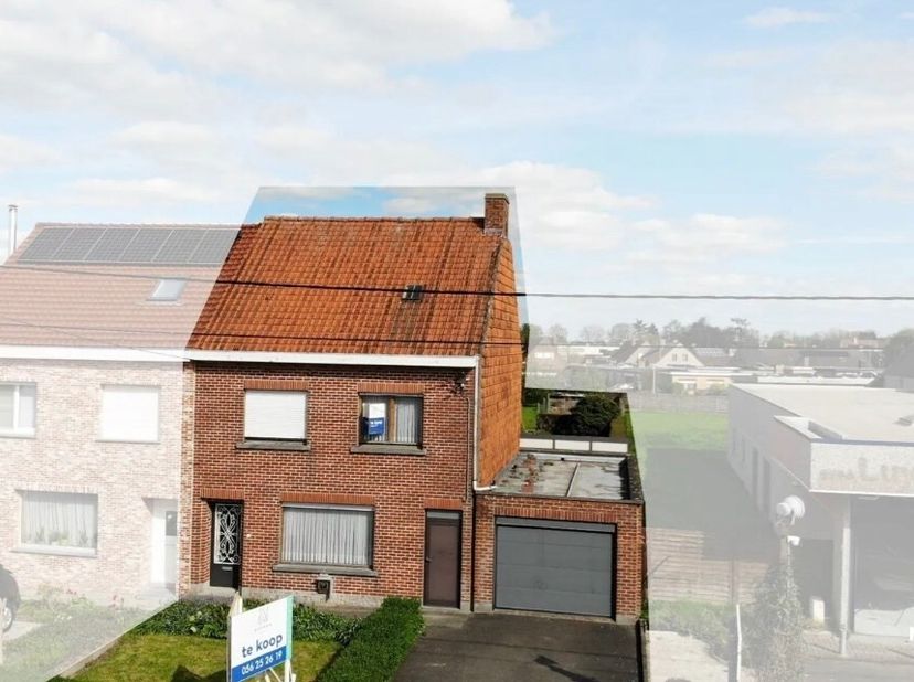 Inkom met aan de rechterzijde de leefruimte. Aansluitend heb je de keuken en de ruime, droge kelder. Op het gelijkvloers is ook de badkamer met bad en