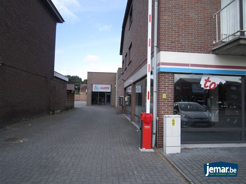 Opslagruimte met gunstige ligging langs de Rijksweg te huur. &lt;br /&gt;
Totale oppervlakte van 780m² maar kan ook ingedeeld worden in kleinere ruimtes. In