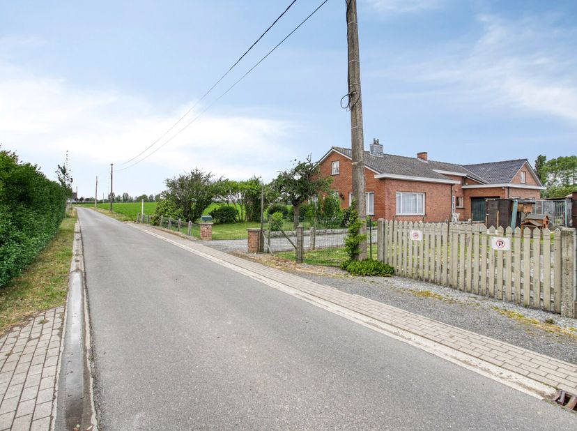 Te renoveren vrijstaande woning of bouwgrond op 1437 m² gelegen in het landelijke Meigem.&lt;br /&gt;
De woning werd in 1965 gebouwd en bevindt zich volledi