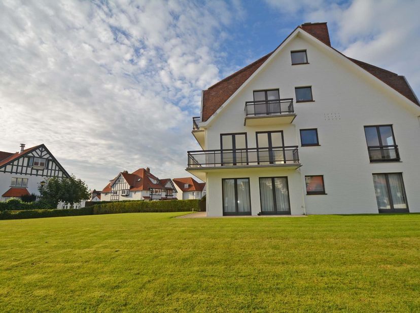 Zuidgericht hoekappartement in hartje Zoute, 134m2 : ruime woonkamer met terras, ingerichte keuken, 3 slaapkamers, 2 badkamers, dubbele garage, privat