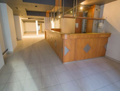                                         Bâtiment commercial à louer à Charleroi, € 1.550
