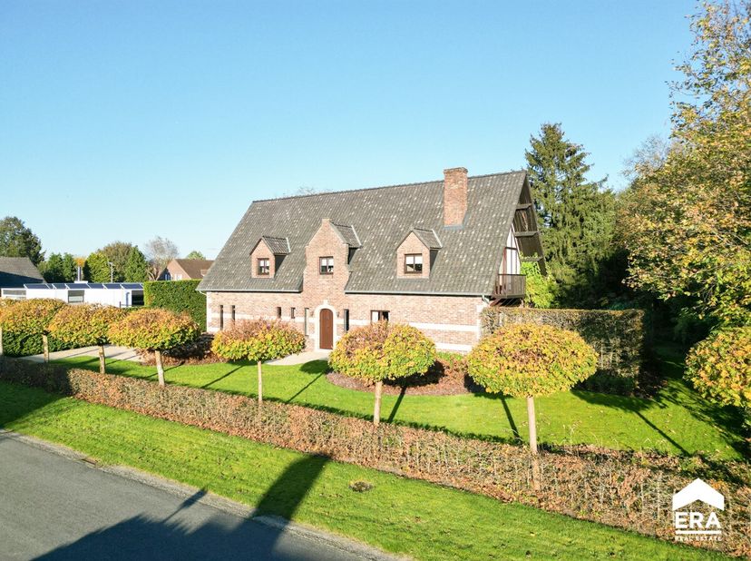 Deze karaktervolle villa met 4 ruime slaapkamers is rustig gelegen op een prachtig breed perceel van 13a 21ca te Houthalen-Oost. De bewoonbare oppervl