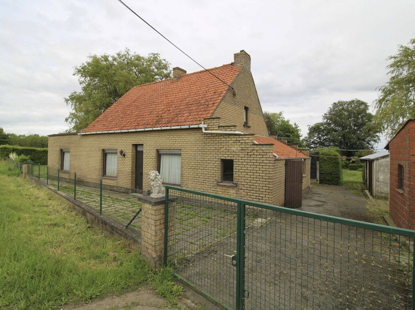 LANDELIJK GELEGEN TE RENOVEREN WONING &lt;br /&gt;
 &lt;br /&gt;
Landelijk gelegen te renoveren/te herbouwen woning met grote mooie tuin, losstaande garage en div