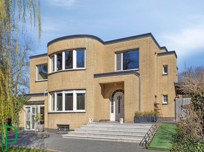 Unieke en centraal gelegen villa met tal van parkeerplaatsen.&lt;br /&gt;
Deze woning tussen het centrum van Grobbendonk en Bouwel heeft uitstekende verbind
