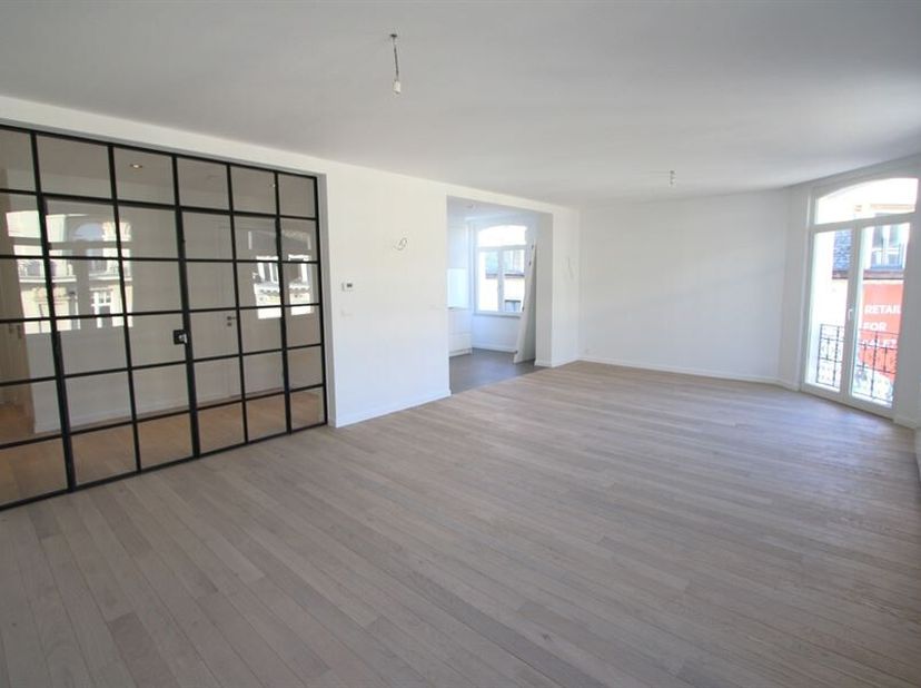 Gelegen in het hart van de charmante Rue Jean Stas, een zeer aangename voetgangersstraat, dicht bij het openbaar vervoer en alle andere voorzieningen.