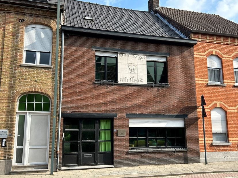 Woning met grote bewoonbare oppervlakte, kantoorruimte, atelier, tuin en garage met uitweg achteraan in de Jasmijnenstraat.&lt;br /&gt;
De gebouwen bevinden