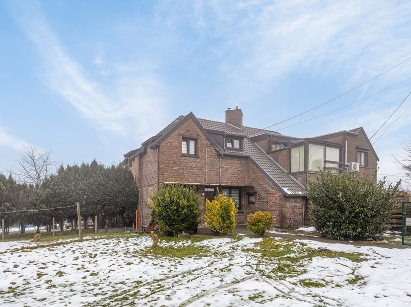 Welkom in de Passerelstraat 16 in Genk ! Deze karaktervolle mijnwerkerswoning, gebouwd in 1930 heeft in 2003 een nieuw dak gekregen. De woning is gele