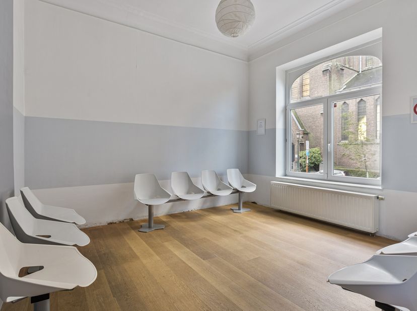 La maison de maître est située au 162, avenue Huart Hamoir, Schaerbeek.&lt;br /&gt;
Avec une façade unique et de grands espaces, elle est idéale comme résid