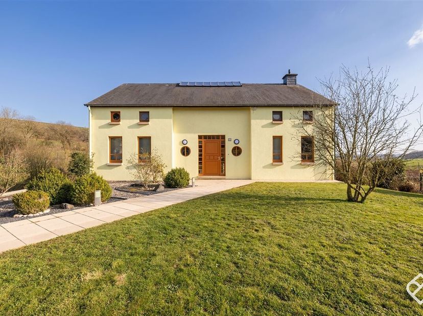 Julietimmo a le plaisir de vous présenter cette maison 4 façades située dans le charmant village de Sesselich, commune d&#039;Arlon. Érigée sur un terrain