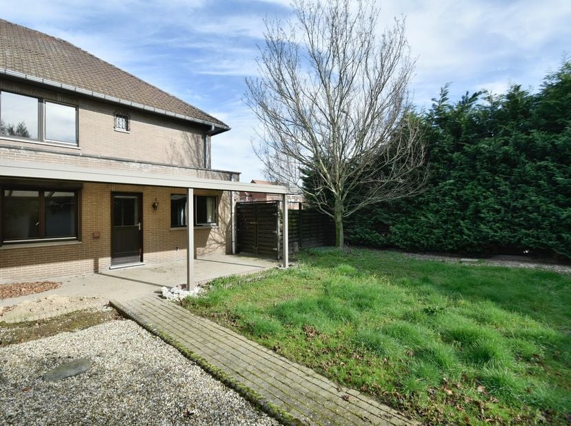 Karaktervolle woning met 3 à 4 slaapkamers gelegen vlak buiten het centrum van Sint-Truiden, nabij de N80 richting Hasselt. &lt;br /&gt;
Deze woning is gele