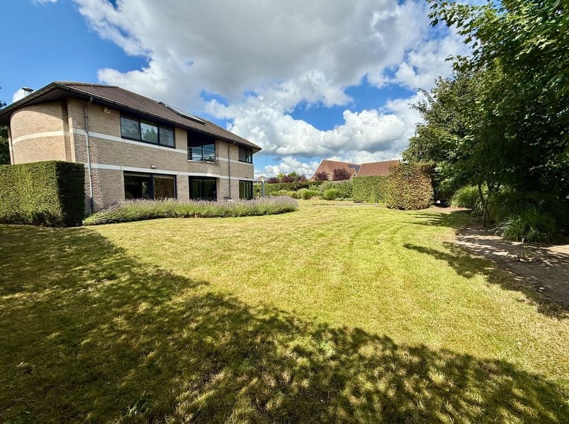 Cette belle villa de 1997, avec une surface habitable unique de pas moins de 407 m², est située dans un quartier résidentiel calme de Lochristi. Une o