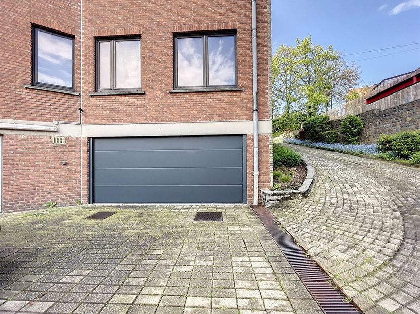 Verhuurd door EIB - Laken - A deux pas de Wemmel: Garage boxe fermé de +/- 80m² au sous-sol comprenant 4 emplacements parking avec espace de stockage.