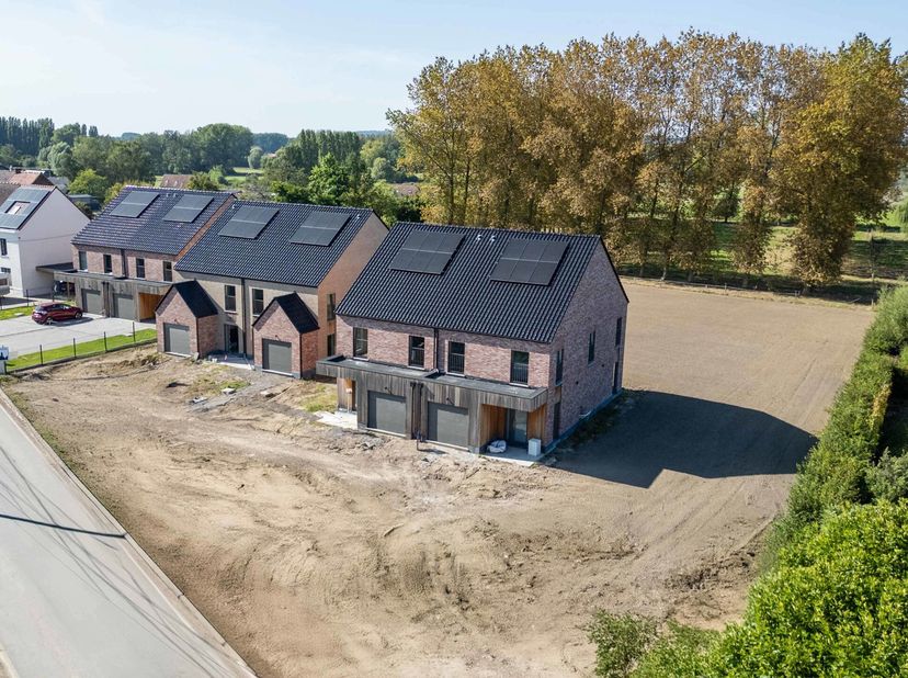 Dans une rue latérale de la route principal vous trouverez cette maison à proximité des commerces, écoles et à 3,5 km de la gare de Renaix.La maison e