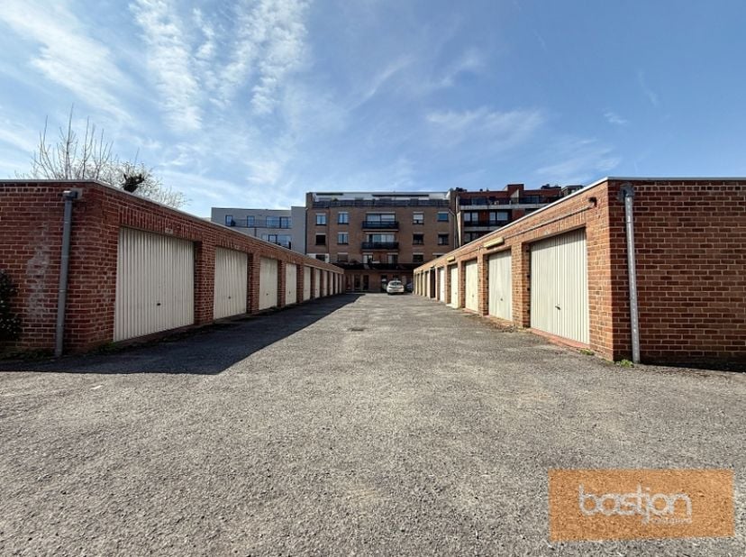Deze garagebox is gelegen in het centrum van Kortrijk aan de achterzijde van het station, dichtbij belangrijke invalswegen en het stadscentrum. 