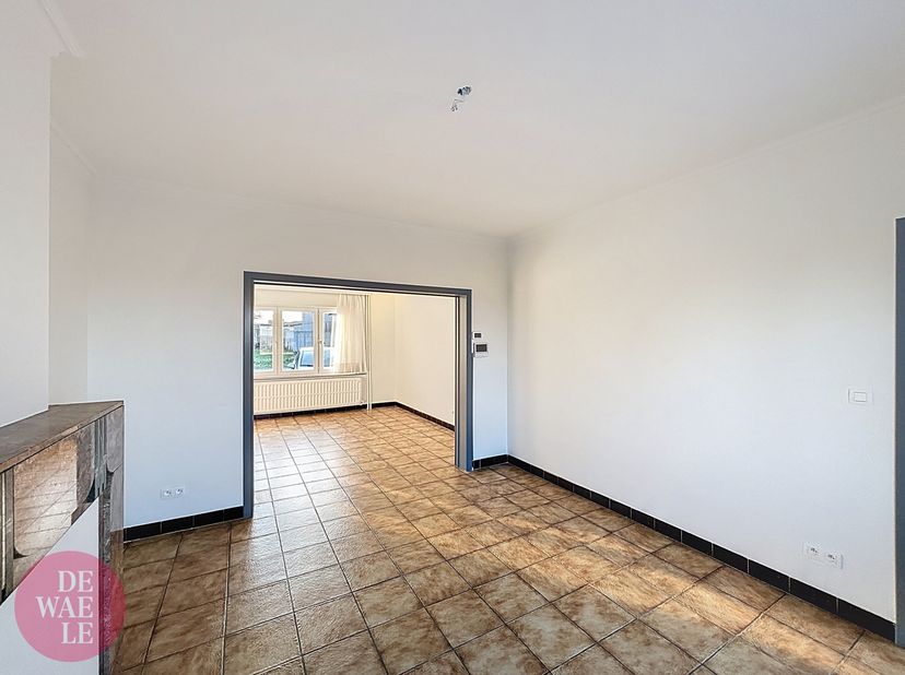 Dit prachtig gerenoveerde huis in de Kraanstraat in Borcht-Lombeek is te huur voor €1.300 per maand. Het huis biedt een ideale mix van klassieke charm