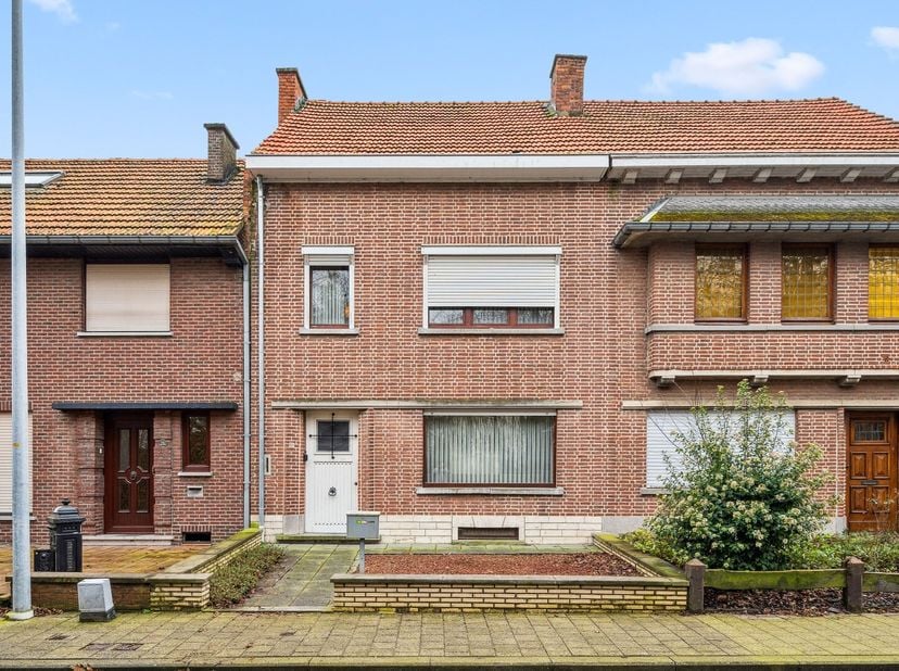 Ontdek deze te moderniseren woning aan de Onze-Lieve-Vrouw Ten Steenstraat 30 in Tienen, waar u alle ruimte heeft om uw droomhuis te realiseren. Op he