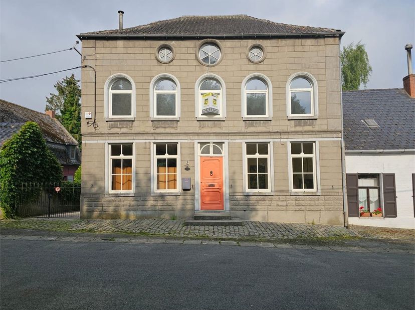 Dans le village pittoresque de Bois -de- Lessines, vous trouverez cette charmante et spacieuse maison, qui fait partie d&#039;une ferme du XIXe siècle et o