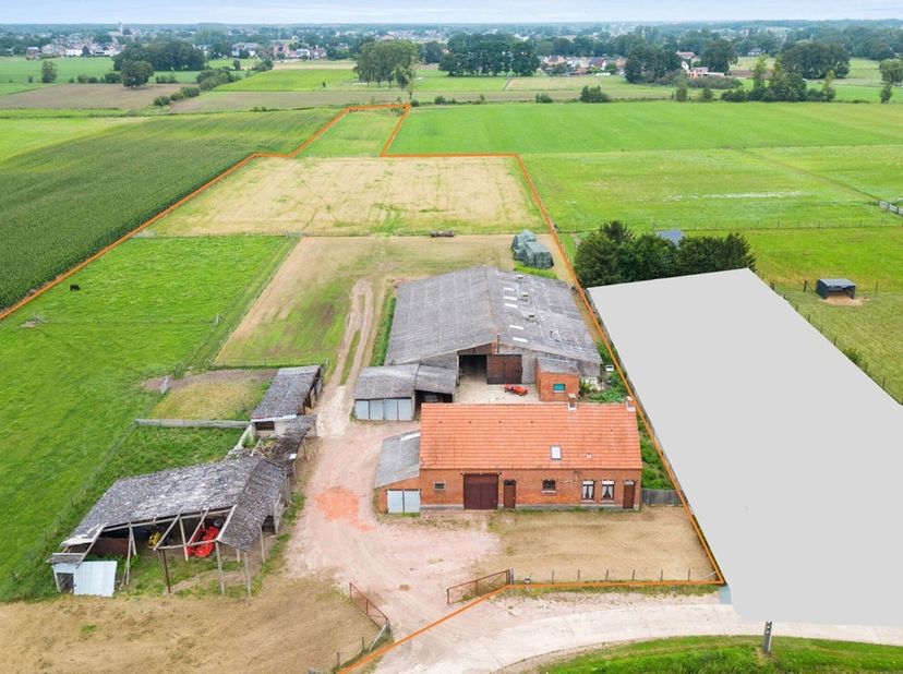 HEIST-OP-DEN-BERG - Deze landelijk gelegen woning is momenteel volledig gestript en klaar voor renovatie. Tal van mogelijkheden dus om de woning naar