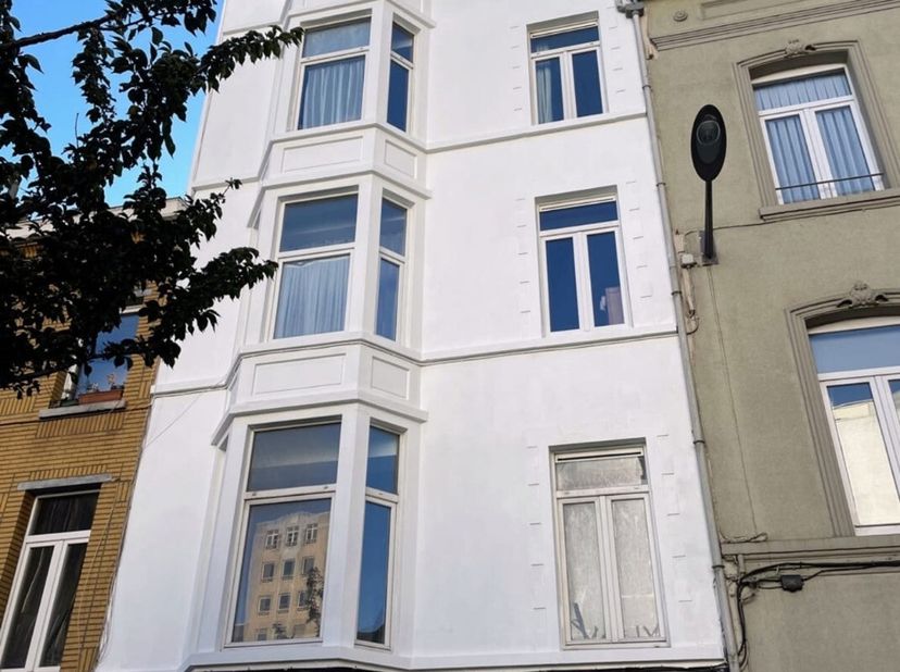Idéalement situé à proximité du centre de Bruxelles, des institutions européennes et de la place Madou, TRIOR vous propose cet appartement dans un pet