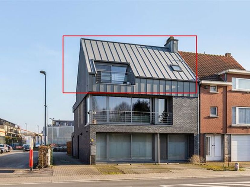 RECENT, MODERN APPARTEMENT MET 1 SLAAPKAMER, ZUIDOOST-GEORIËNTEERD TERRAS EN GARAGEBOX&lt;br /&gt;
 Gelegen op de 2de verdieping van een kleinschalige resid