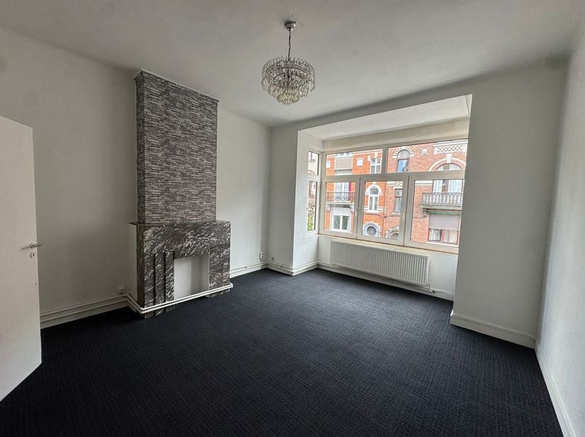 Dicht bij alle voorzieningen (scholen, winkels, openbaar vervoer) en het Koningin Astridplein biedt Trianon Invest u een prachtig 1-slaapkamerappartem
