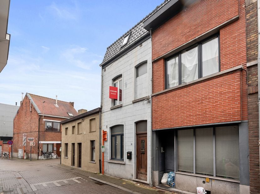 Te renoveren gezinswoning in Eeklo&lt;br /&gt;
EPC-score: F&lt;br /&gt;
Mobi-score: 8,0/10&lt;br /&gt;
Op het gelijkvloers bevindt zich een leefruimte en een westelijk