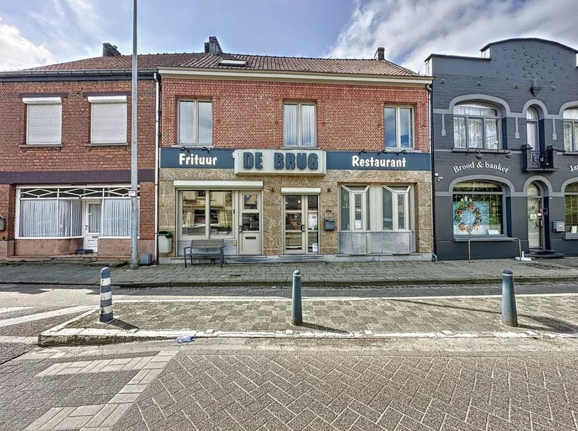 Bien professionnel à vendre
                    à 2400 Mol