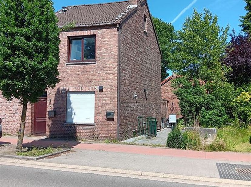 Vrijstaande woning op toplocatie in Genk&lt;br /&gt;
Deze vrijstaande woning geniet van een absolute toplocatie. Gelegen langs de scholengemeenschap vinden