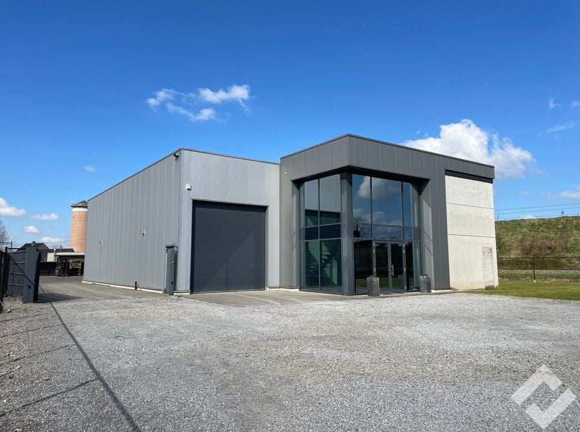 Zeer praktisch bedrijfsgebouw met buitenruimte te huur gelegen in de Rangeerweg in Hamont-Achel. Deze ligging situeert zich op 5 min van de Nederlands