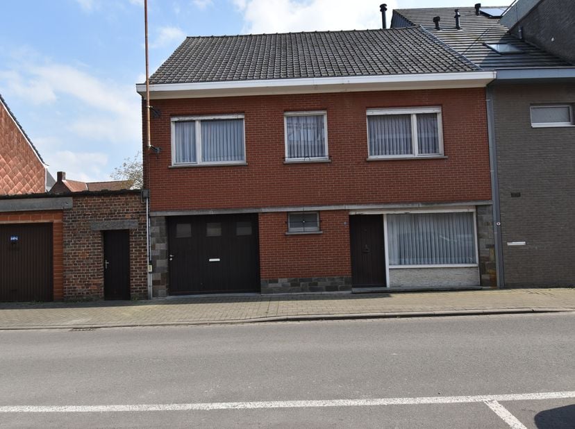 Deze te renoveren woning met grote inpandige garage en stadstuin met terras is gelegen dichtbij het centrum van Meulebeke.&lt;br /&gt;
De woning werd in 196
