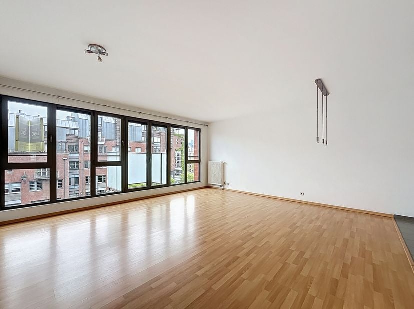 In de trendy Dansaertwijk, met zicht op het kanaal, ruim 3-slaapkamerappartement (±120m²) in recent gebouw met gemeenschappelijke tuin. Vlakbij metroh