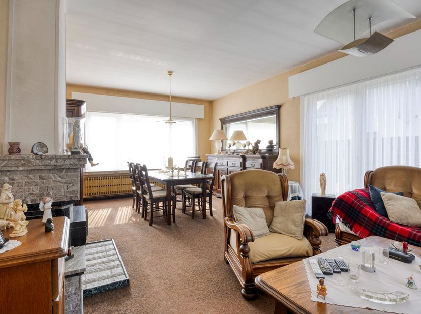 Deze vrijstaande woning met drie slaapkamers is bijzonder rustig gelegen op een mooi perceel van 1.060 m². De woning bevindt zich op fietsafstand van