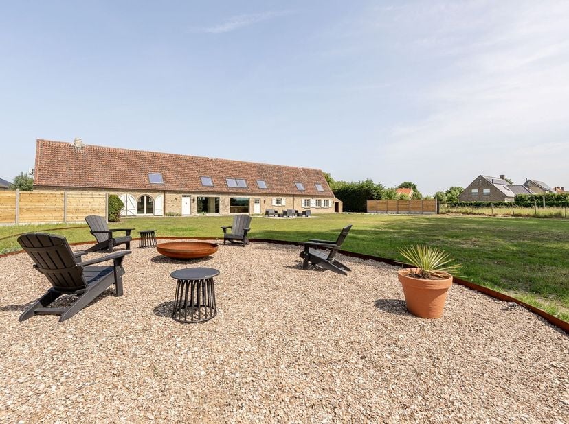 Uitzonderlijk grote fermette, volledig vrijstaand, gelegen in het mooie Lissewege. Deze gerenoveerde woning situeert zich op een perfect georiënteerd