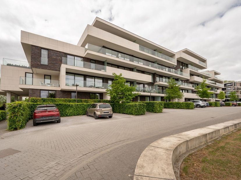 Op een rustige en groene locatie, tussen het Lappersfortbos en het kanaal Gent-Brugge, bevindt zich dit gelijkvloers appartement in een moderne reside