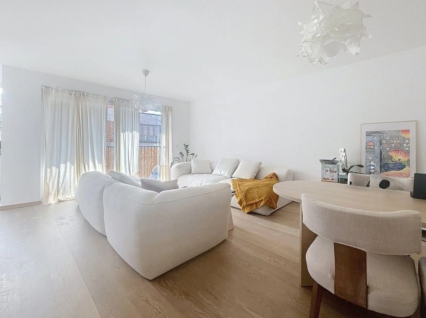 Botanique : Dans une construction récente , bel appartement de 87 m² offrant un bel espace séjour donnant sur une terrasse de 9m², cuisine équipée, 2