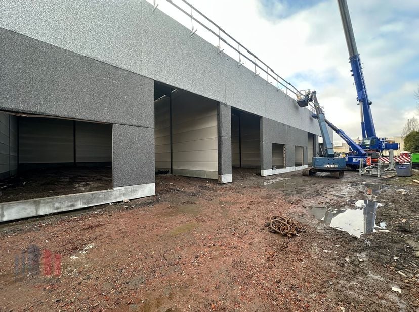 Nieuwbouw KMO-unit met een oppervlakte van 236 m² te koop vlak bij de Meensesteenweg met een onmiddellijke verbinding naar de A19 op- en afrit Menen (