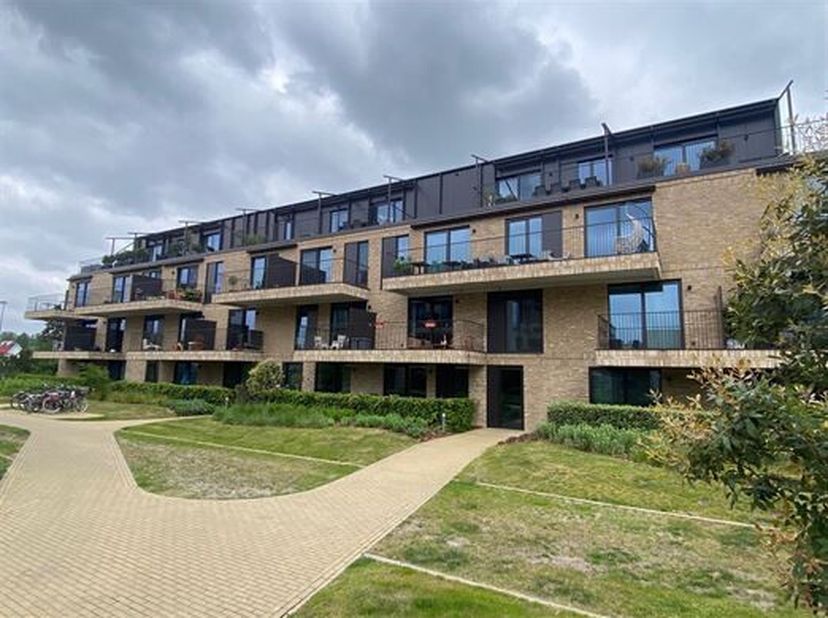 LUXUEUS, RUIM, KWALITATIEF EN ENERGIEZUINIG GELIJKVLOERSAPPARTEMENT 117M² MET 3 SLAAPKAMERS, TERRAS, BINNEN-AUTOSTAANPLAATS, KELDER EN AANGENAME BINNE
