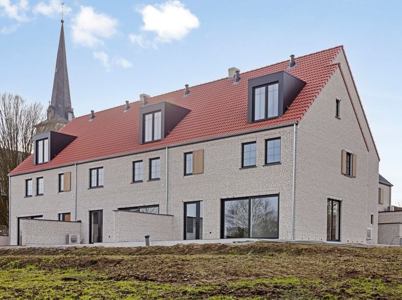 Veilig verscholen onder de kerktoren, midden in de pittoreske dorpskern van Wakkerzeel, op een boogscheut van Leuven en vlakbij alle belangrijke inval