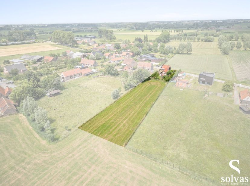 In een oase van rust, midden in het landelijke Bellem en omgeven door groen, bevindt zich deze charmante woning op een ruim perceel van maar liefst 2.
