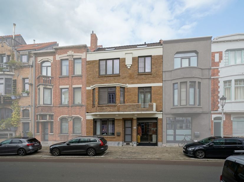 Stap binnen in dit karaktervol herenhuis in het hart van Oostende, verdeeld over maar liefst drie verdiepen. De woning biedt vijf ruime slaapkamers en