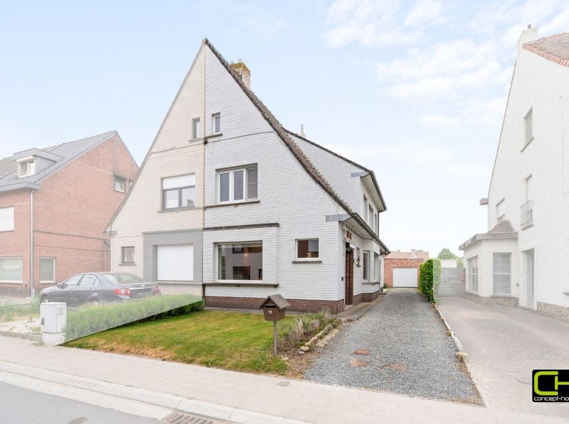 In het centrum van Sleidinge bevindt zich deze ideaal gelegen halfopen bebouwing op een perceel van 587 m². Dit pand biedt heel wat potentieel voor wi