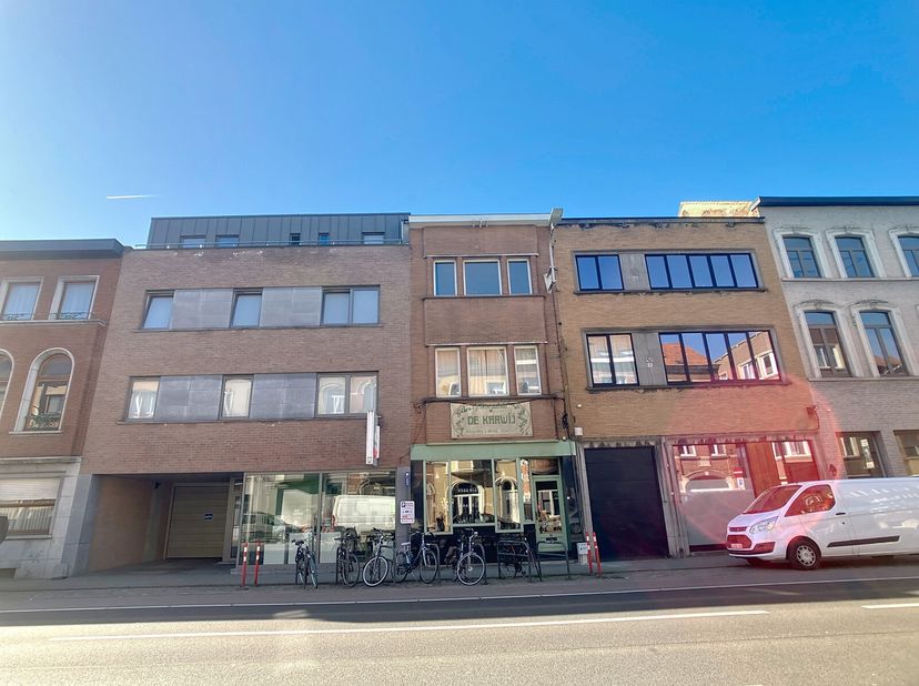 Net buiten de ring van Leuven bevindt zich deze prachtige duplex, een appartement dat uitblinkt in ruimte, licht en duurzaamheid.&lt;br /&gt;
Het hele inter