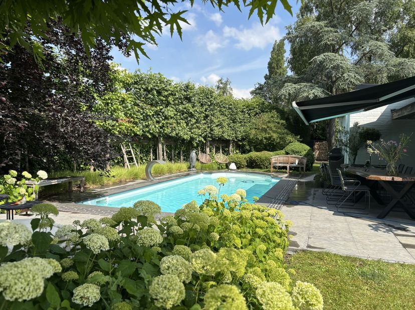 Deze instapklare en energiezuinige woning op 1.620 m² combineert ruimte, luxe en comfort in een idyllische setting. Een deel van de woning dateert uit